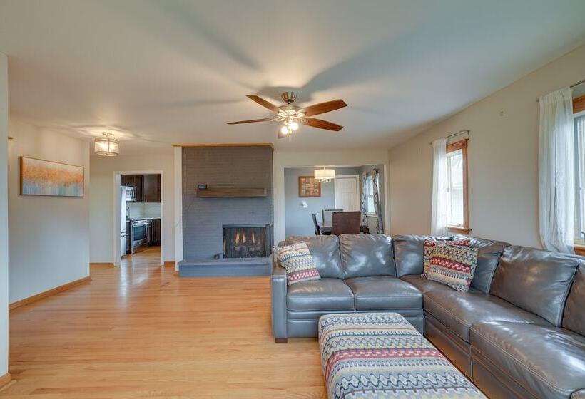 Cozy Lisle Home W/ Fenced Backyard: Pets Welcome!