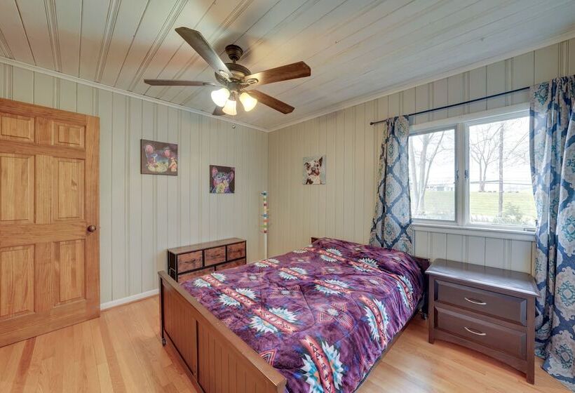 Cozy Lisle Home W/ Fenced Backyard: Pets Welcome!