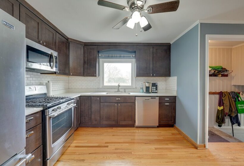 Cozy Lisle Home W/ Fenced Backyard: Pets Welcome!