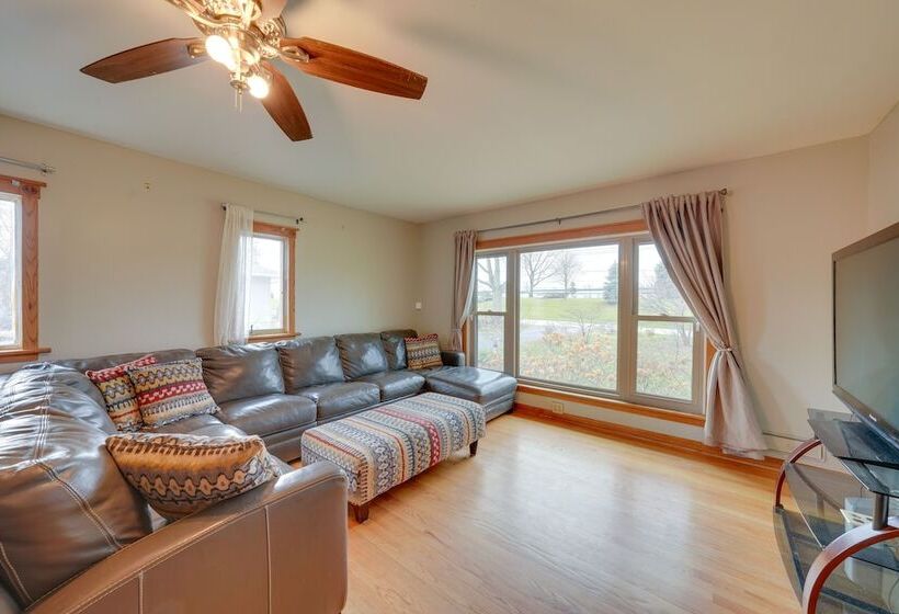 Cozy Lisle Home W/ Fenced Backyard: Pets Welcome!
