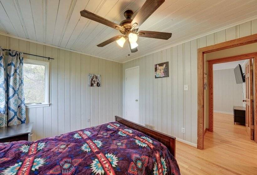 Cozy Lisle Home W/ Fenced Backyard: Pets Welcome!