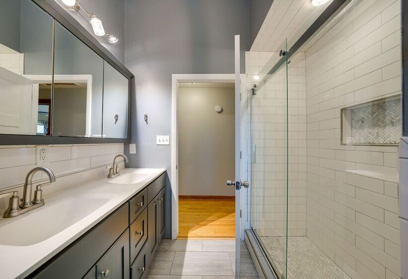 Cozy Lisle Home W/ Fenced Backyard: Pets Welcome!