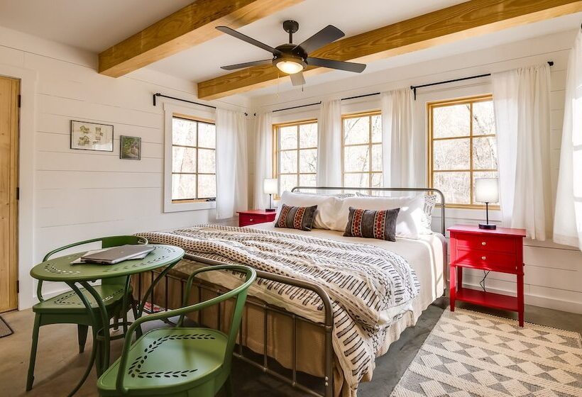 Cozy Steelville Retreat: River + Trail Access!