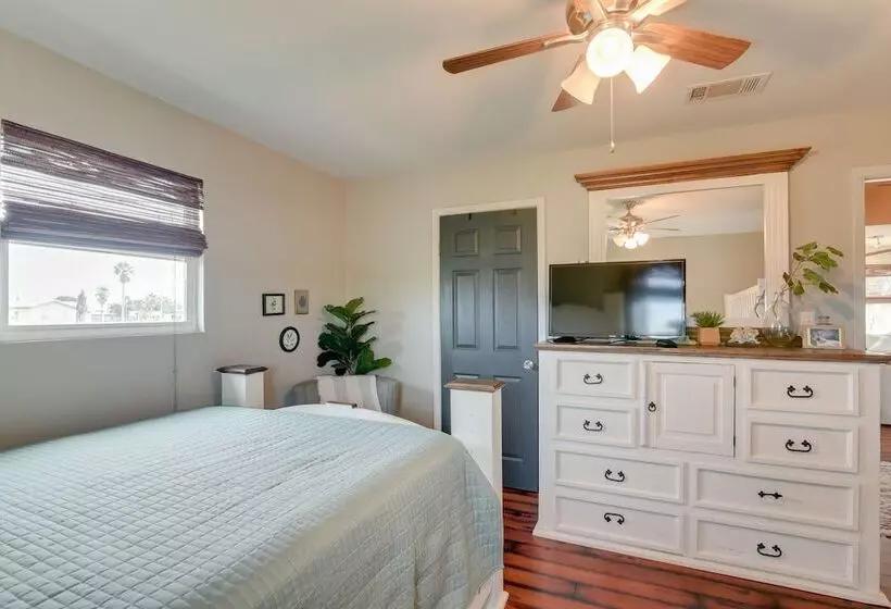 Crystal Beach Home: 1 Mi To The Sand!