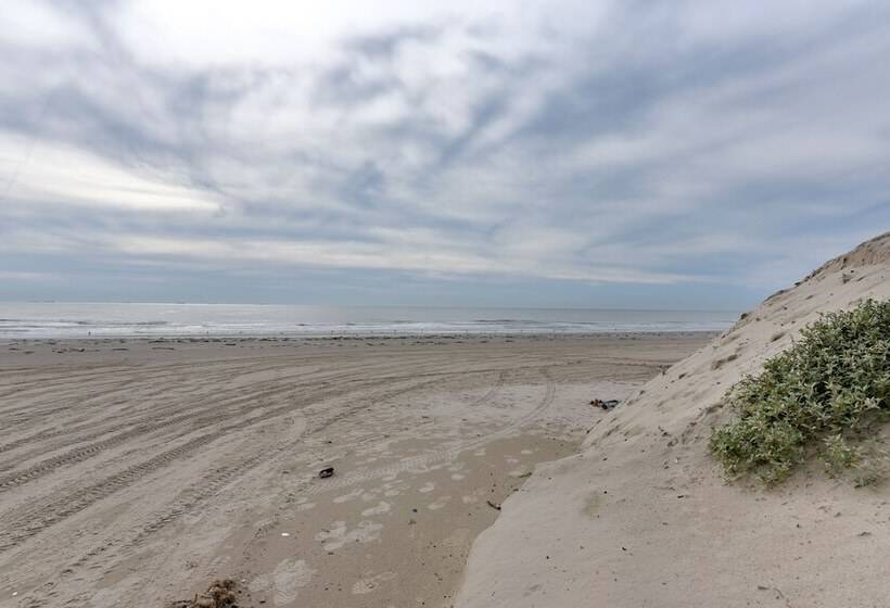 Crystal Beach Home: 1 Mi To The Sand!