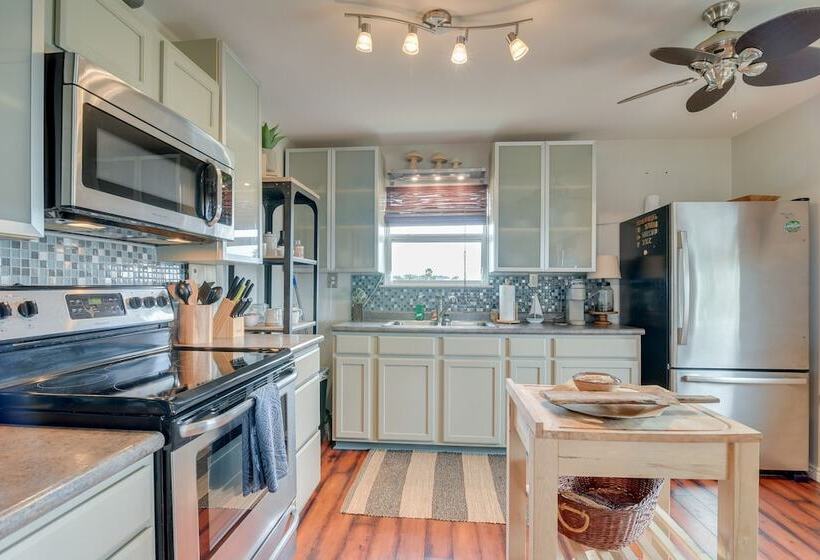 Crystal Beach Home: 1 Mi To The Sand!