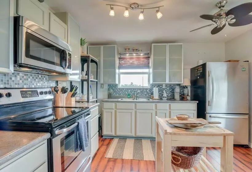 Crystal Beach Home: 1 Mi To The Sand!