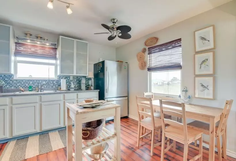 Crystal Beach Home: 1 Mi To The Sand!