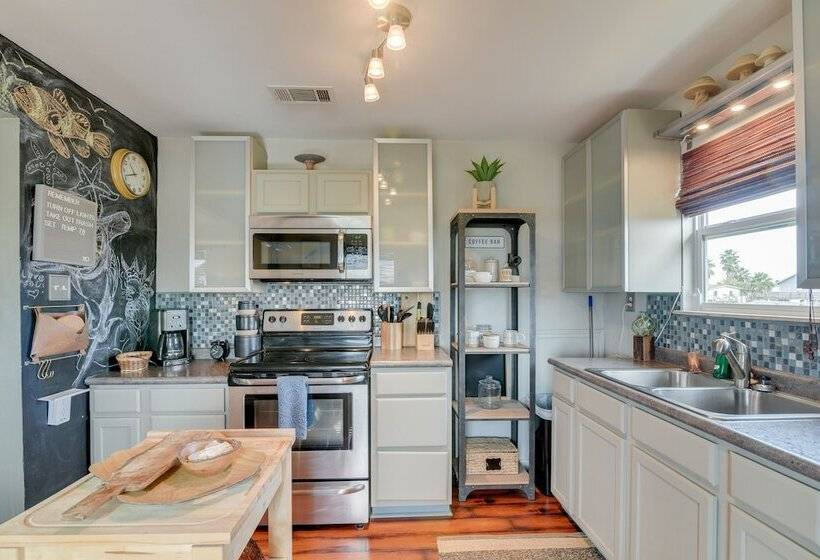 Crystal Beach Home: 1 Mi To The Sand!
