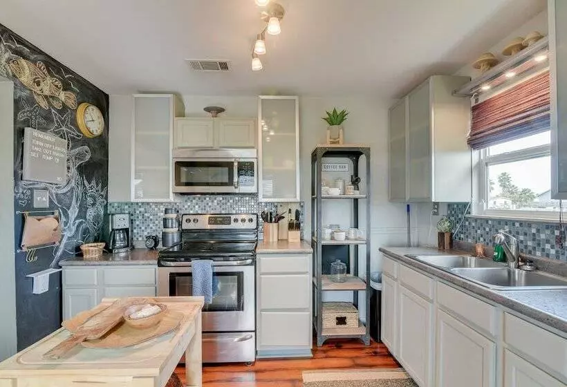 Crystal Beach Home: 1 Mi To The Sand!