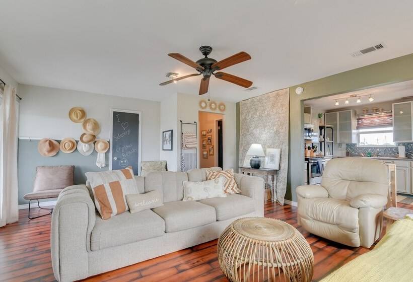 Crystal Beach Home: 1 Mi To The Sand!
