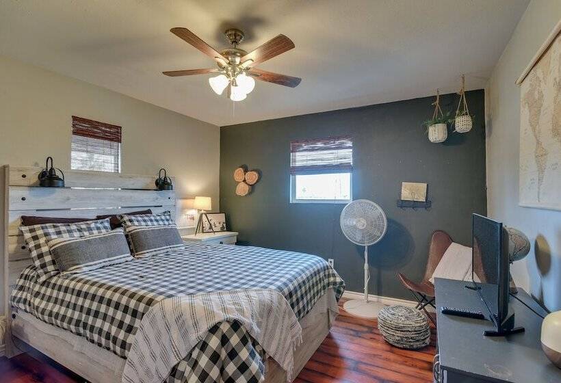 Crystal Beach Home: 1 Mi To The Sand!