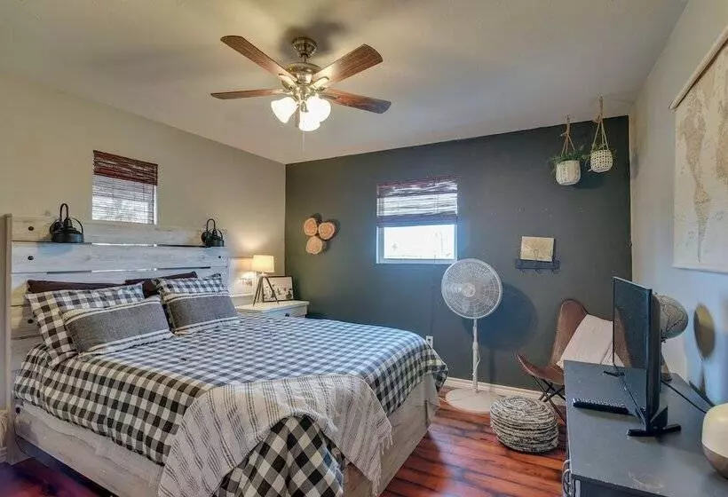 Crystal Beach Home: 1 Mi To The Sand!