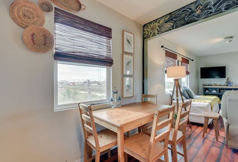 Crystal Beach Home: 1 Mi To The Sand!