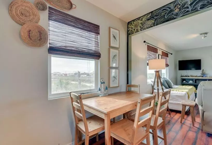 Crystal Beach Home: 1 Mi To The Sand!