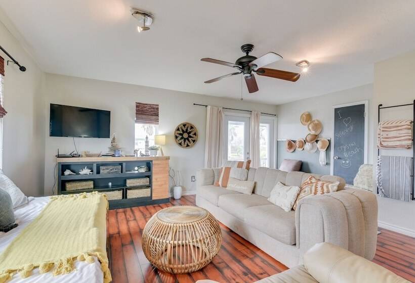 Crystal Beach Home: 1 Mi To The Sand!