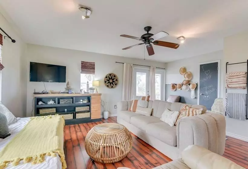 Crystal Beach Home: 1 Mi To The Sand!