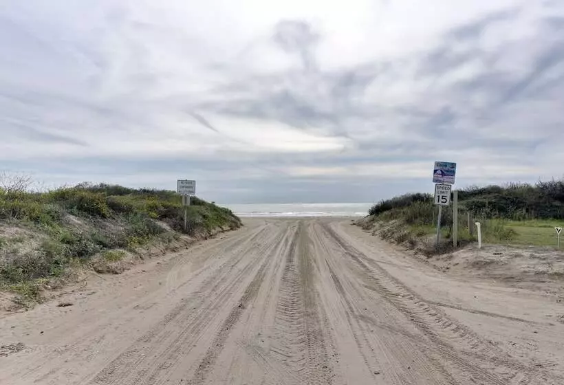 Crystal Beach Home: 1 Mi To The Sand!
