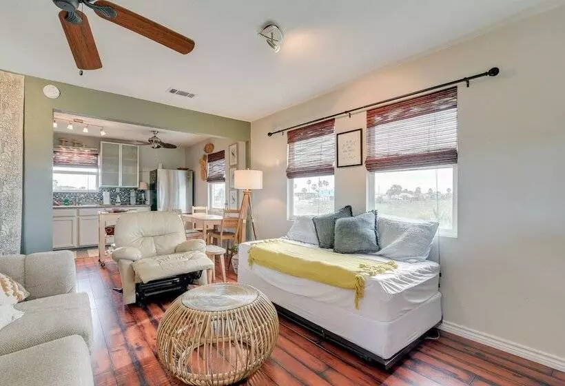 Crystal Beach Home: 1 Mi To The Sand!