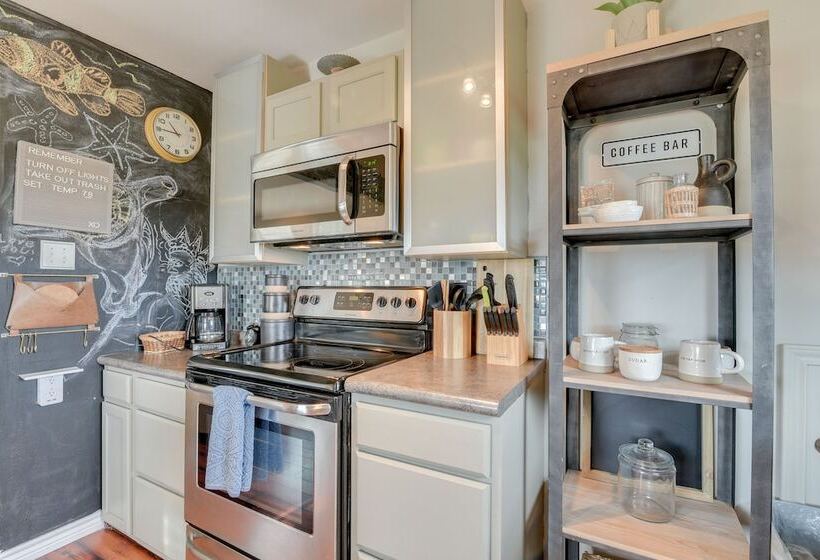 Crystal Beach Home: 1 Mi To The Sand!