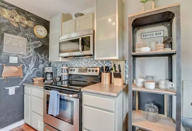 Crystal Beach Home: 1 Mi To The Sand!