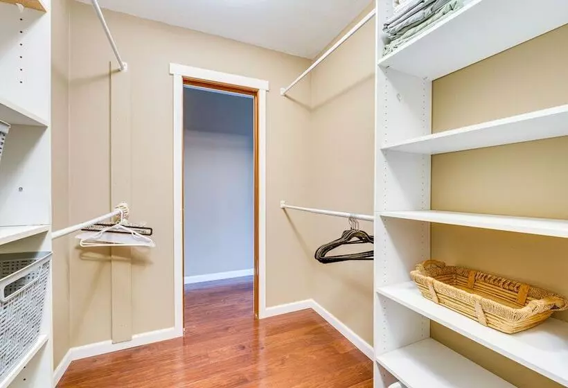 East Wenatchee Home ~ 2 Mi To Columbia River!