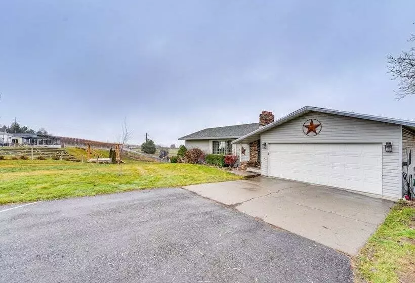 East Wenatchee Home ~ 2 Mi To Columbia River!
