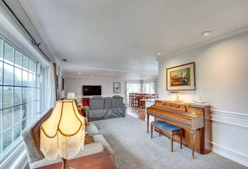 East Wenatchee Home ~ 2 Mi To Columbia River!