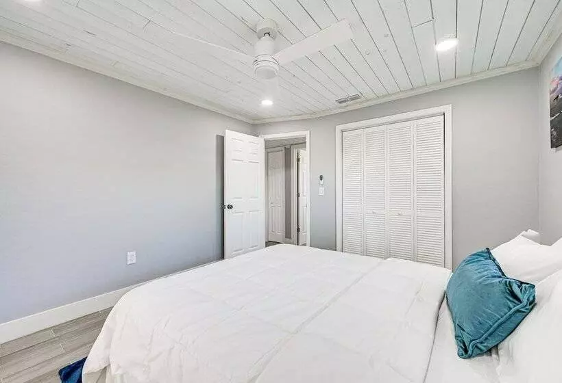 Florida Gulf Coast Getaway: Pool + Screened Lanai!