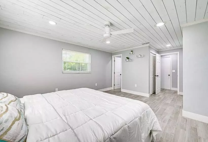 Florida Gulf Coast Getaway: Pool + Screened Lanai!