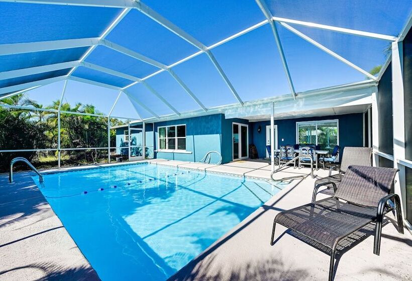 Florida Gulf Coast Getaway: Pool + Screened Lanai!