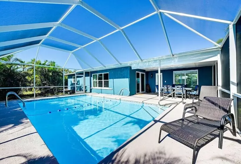 Florida Gulf Coast Getaway: Pool + Screened Lanai!