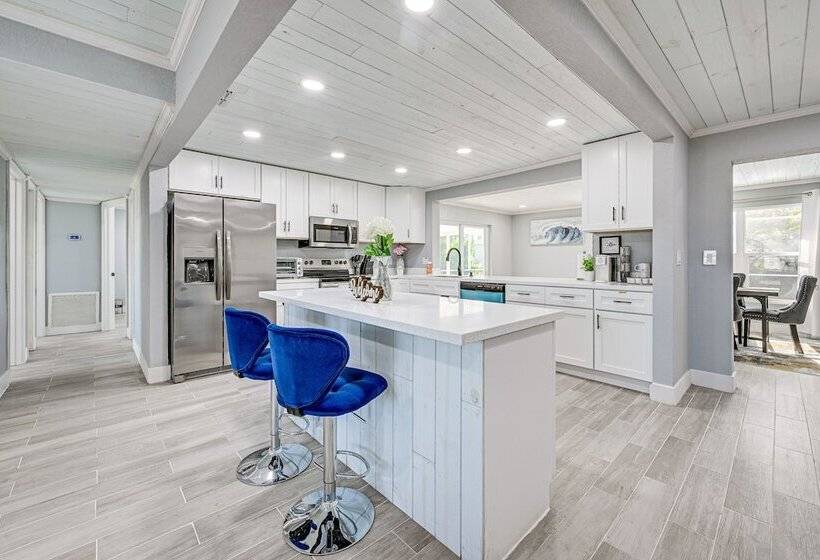 Florida Gulf Coast Getaway: Pool + Screened Lanai!