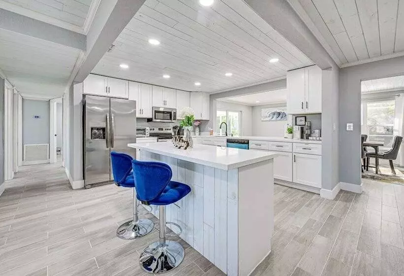 Florida Gulf Coast Getaway: Pool + Screened Lanai!