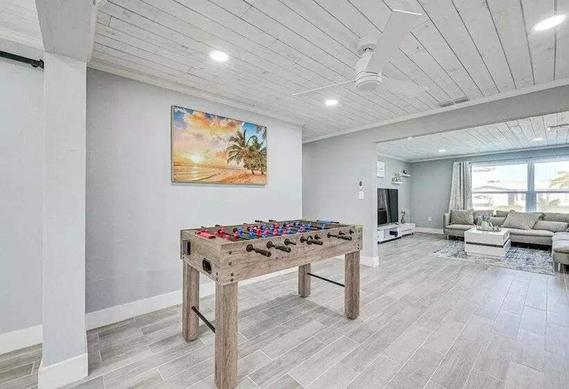 Florida Gulf Coast Getaway: Pool + Screened Lanai!