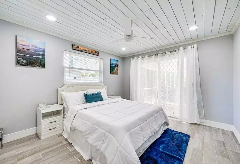 Florida Gulf Coast Getaway: Pool + Screened Lanai!