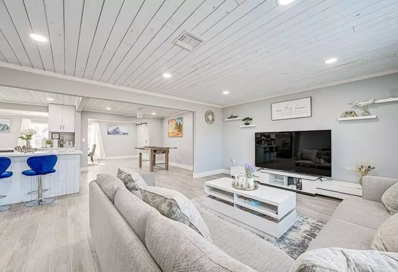 Florida Gulf Coast Getaway: Pool + Screened Lanai!