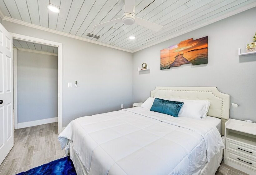 Florida Gulf Coast Getaway: Pool + Screened Lanai!