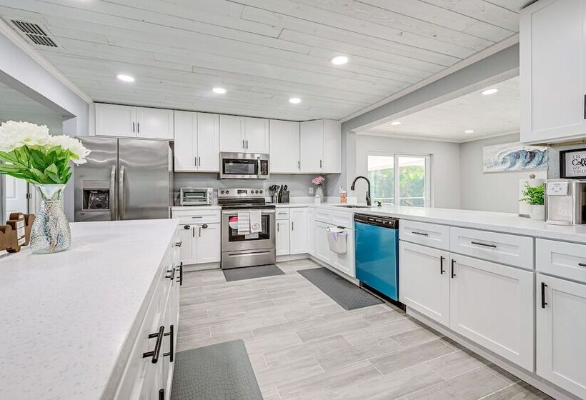 Florida Gulf Coast Getaway: Pool + Screened Lanai!