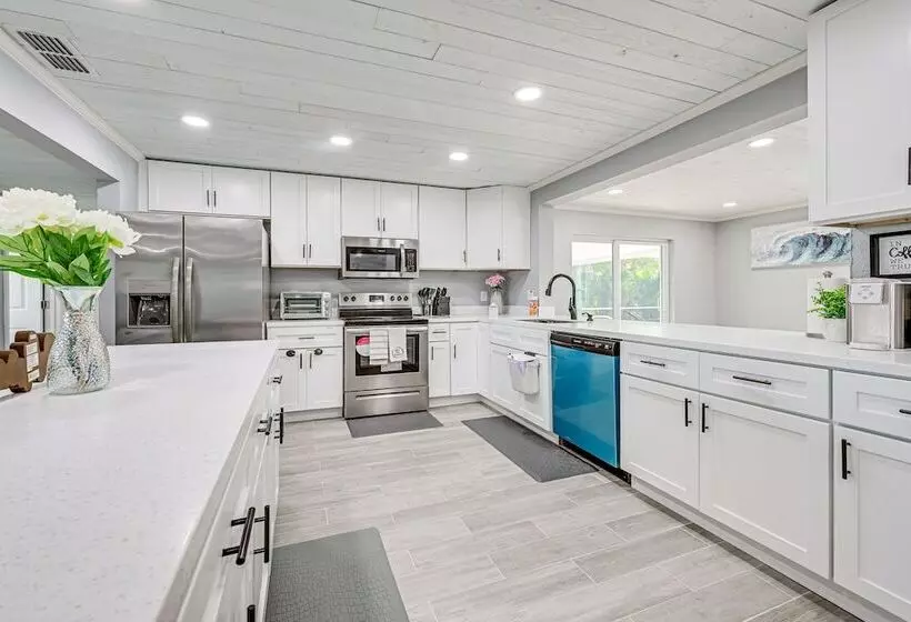 Florida Gulf Coast Getaway: Pool + Screened Lanai!