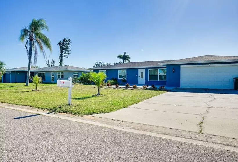 Florida Gulf Coast Getaway: Pool + Screened Lanai!