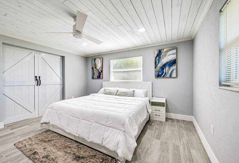 Florida Gulf Coast Getaway: Pool + Screened Lanai!