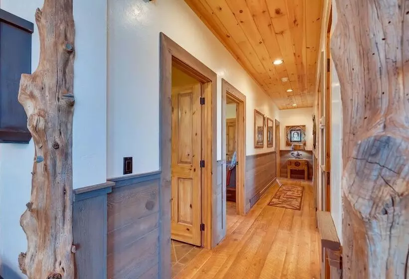 Free Spirit Ranch  W/ Hot Tub & Mountain Views