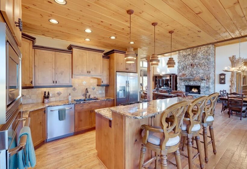 Free Spirit Ranch  W/ Hot Tub & Mountain Views