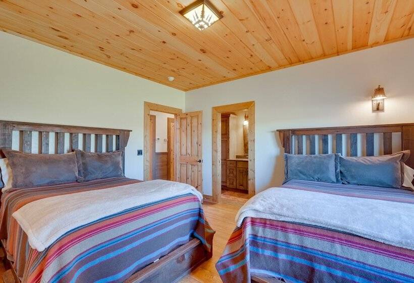 Free Spirit Ranch  W/ Hot Tub & Mountain Views