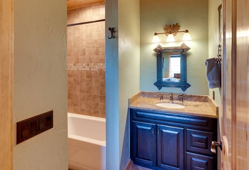 Free Spirit Ranch  W/ Hot Tub & Mountain Views