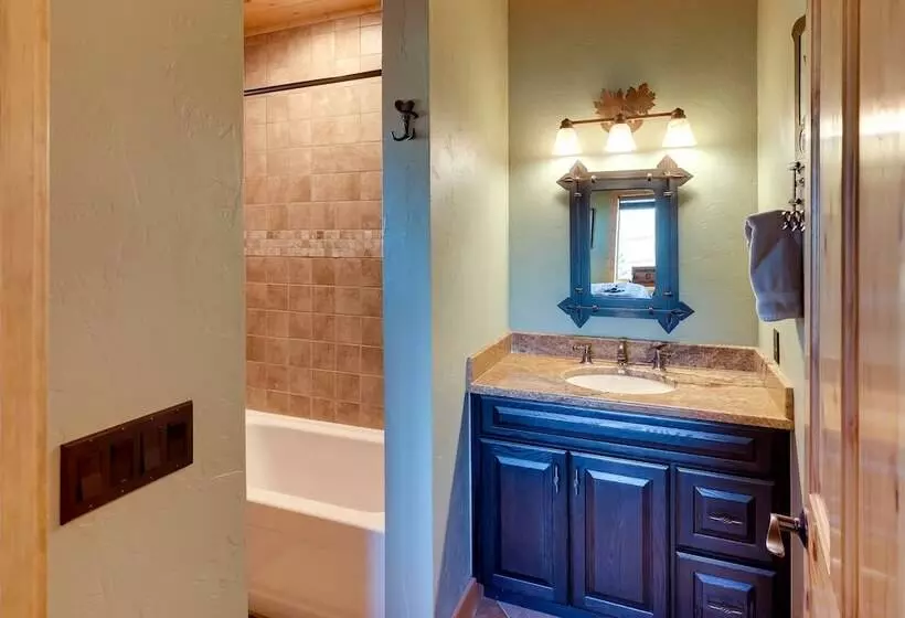 Free Spirit Ranch  W/ Hot Tub & Mountain Views