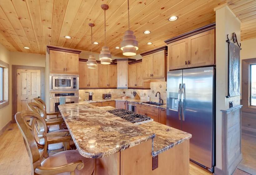 Free Spirit Ranch  W/ Hot Tub & Mountain Views