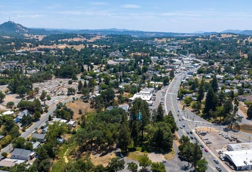 Отель Quality Inn & Suites