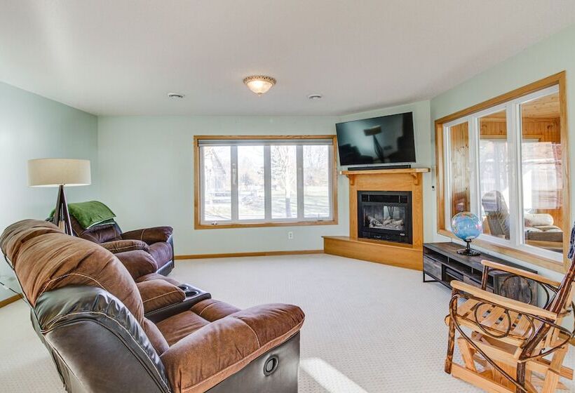 Lakefront Aitkin Home W/ Sunroom: Walk To Beach!